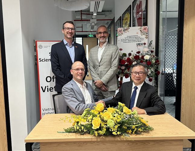 Signing of the university cooperation between the Vietnamese-German University and Leipzig University, from left: Peter Kompalla (Chief Representative of AHK Vietnam), Prof. Dr. Utz Dornberger, Lars Franzen (Vice Consul), Dr. Ha Thuc Vien (Vice President VGU), Photo: SEPT Kompetenzzentrum