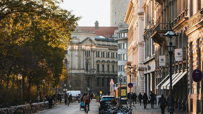 Das Foto zeigt einen Blick in eine Straße zwischen großen und alten Gebäuden. Die Ringvorlesung "Interdisziplinäre Perspektiven und Ansätze kommunaler Klimaanpassung" startet am 30. Oktober, Foto: Unsplash