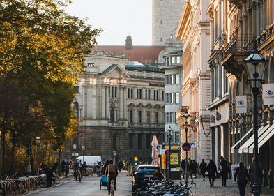 Das Foto zeigt einen Blick in eine Straße zwischen großen und alten Gebäuden. Die Ringvorlesung "Interdisziplinäre Perspektiven und Ansätze kommunaler Klimaanpassung" startet am 30. Oktober, Foto: Unsplash