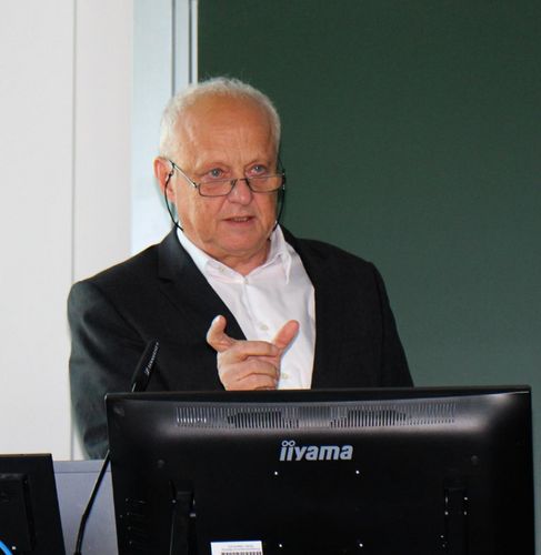 Prof. Lenk hinterm Rednerpult