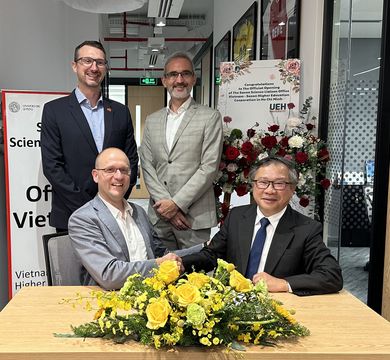 Das Bild zeigt die Unterzeichnung der Universitätskooperation zwischen der Vietnamese-German University und der Universität Leipzig. 